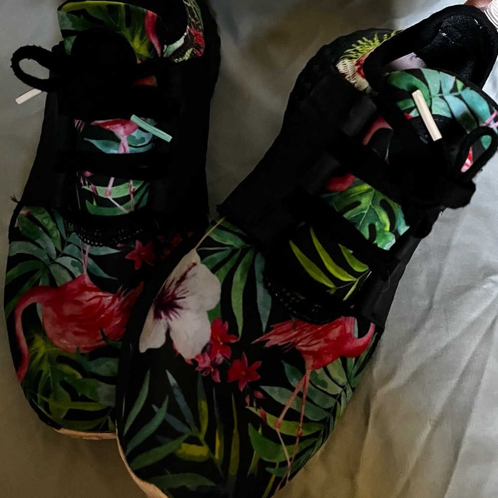 B PARADISE~Tropical Floral Black Sneakers~8 - Picture 7 of 8